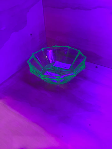 Green Uranium Glass Bowl With Star Base - 11.6cm
